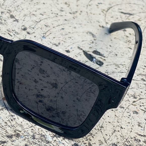 Stylish Black Square Sunglasses (01) - Picture 3 of 9